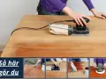 Person slipar ett träbord med en Festool-slipmaskin. Bilden visar steg för att tapetsera bordet, inklusive slipning och applicering av olja.
