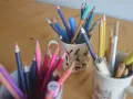 Färgglada pennor i muggar, redo för nya rit tips. En härlig samling för kreativitet.