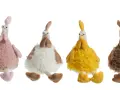 Fyra gulliga påskkycklingar i olika färger sitter på rad. De har stora ögon och näbbar.