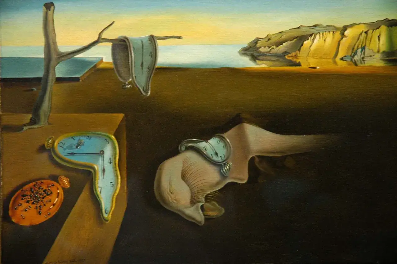 Smältande klockor i Salvador Dalís konstverk, en surrealistisk dröm om tidens flyktighet.