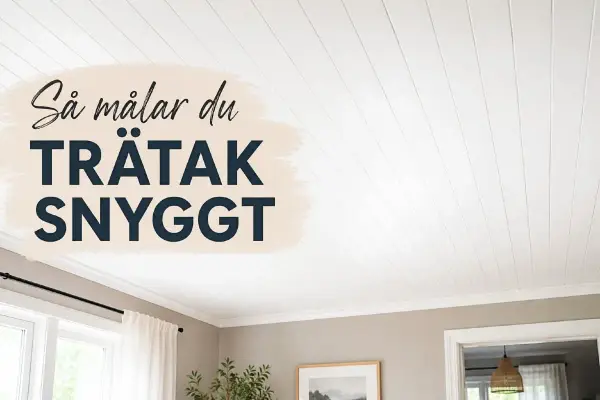 Så målar du träytor snyggt med struktur. Ett vitt träpanelstak som ger rummet ljus och rymd.